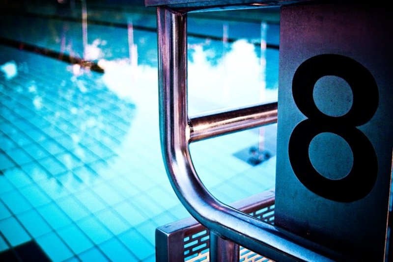 Symbolbild: Schwimmbecken mit Startblock