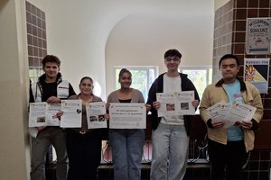 Die Schülerinnen und Schüler der SMV präsentieren die "Gaben".